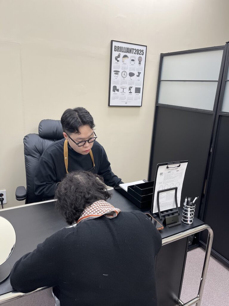 두피문신 시술 범위와 회차를 상담에서 안내하는 모습