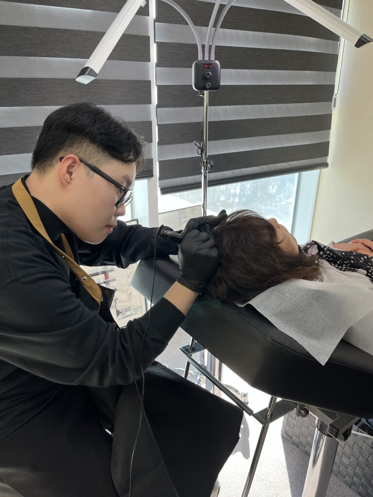 부위에 따라 자세를 바꿔 진행하는 시술 장면