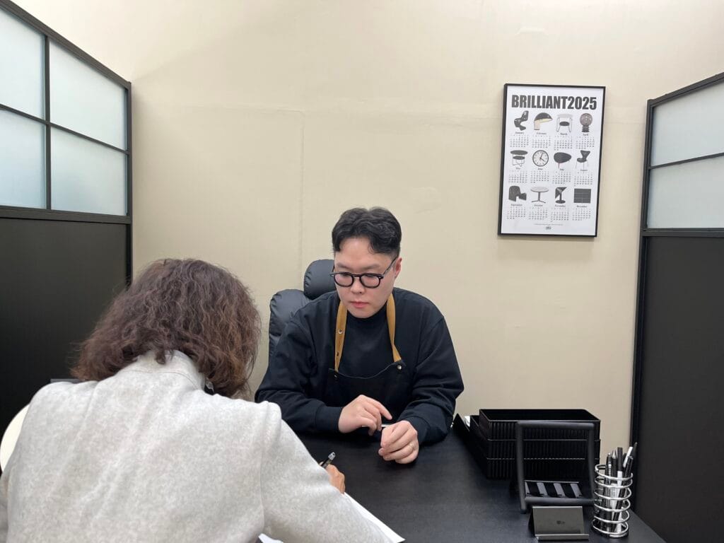 인천 혜지오 상담실에서 원장이 고객과 시술 계획을 상담하는 모습