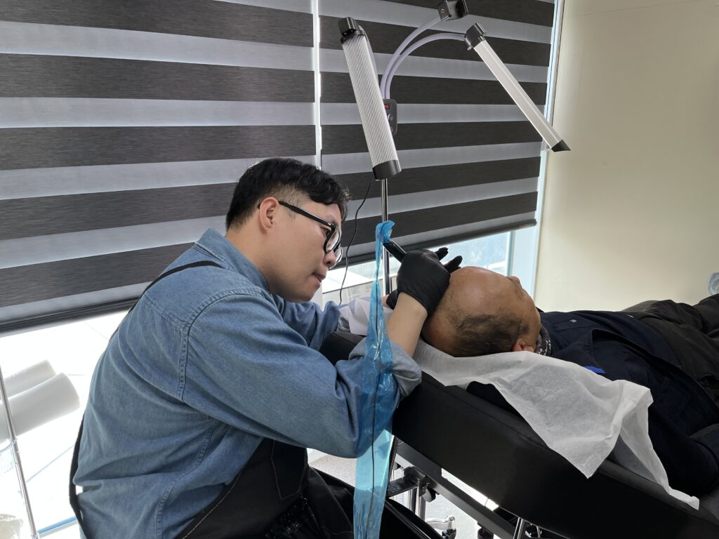 혜지오에서 두피문신 시술이 진행되는 모습