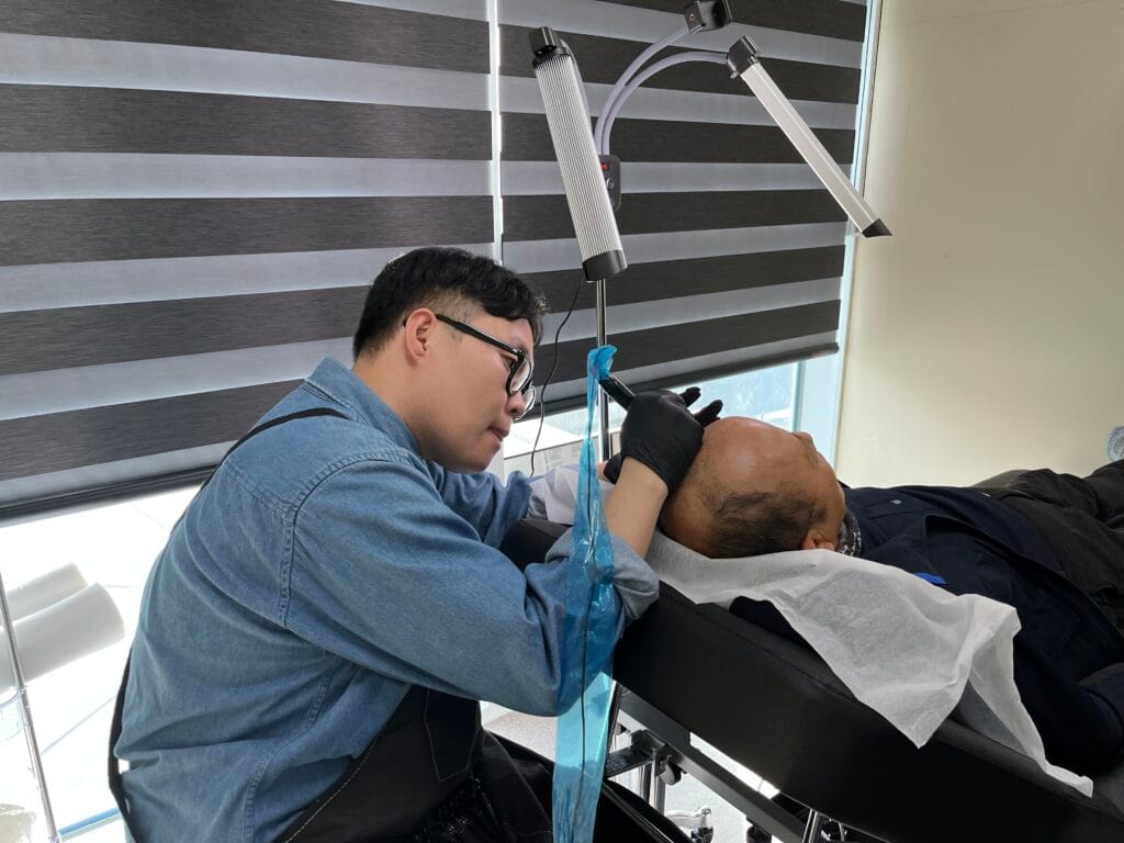 혜지오 원장이 정수리 두피문신 시술을 진행하는 모습
