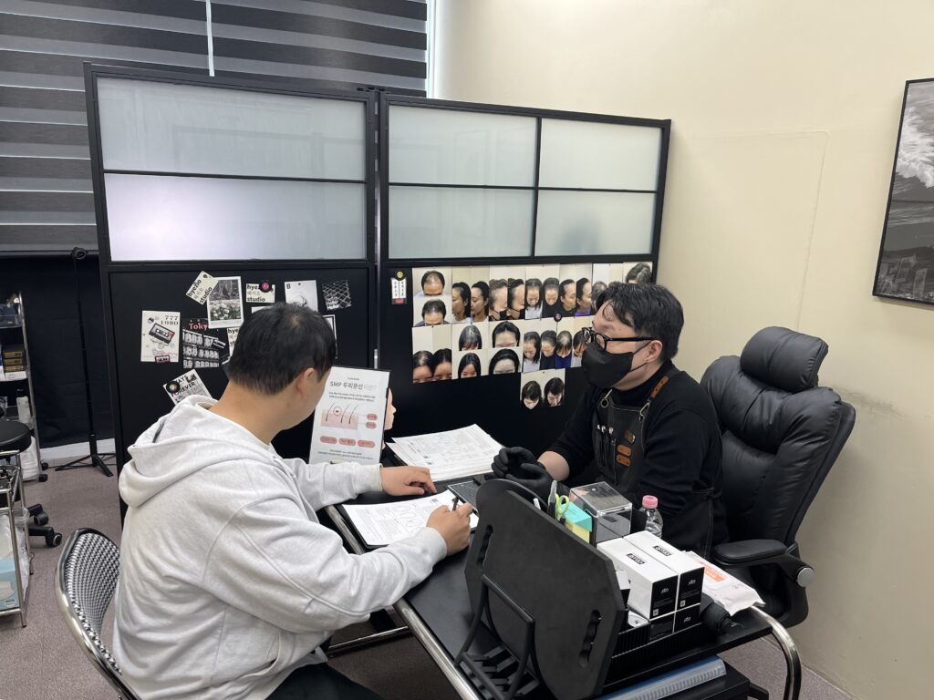혜지오 상담실에서 두피문신 시술 상담을 진행하는 모습
