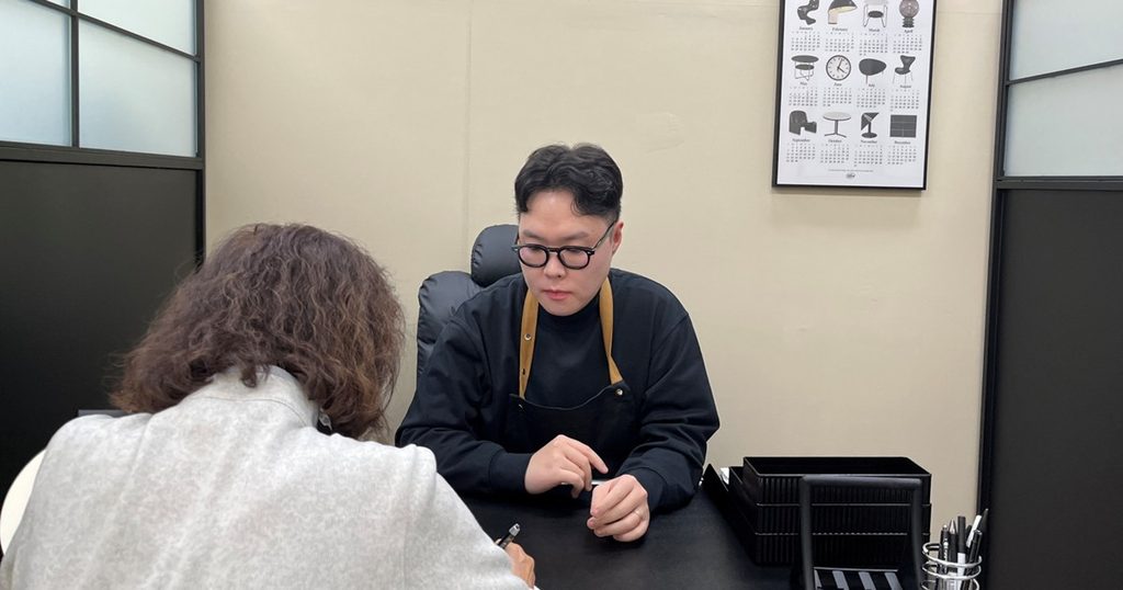 상담실에서 고객과 마주 앉아 두피문신 상담을 진행하는 오지혜 대표원장