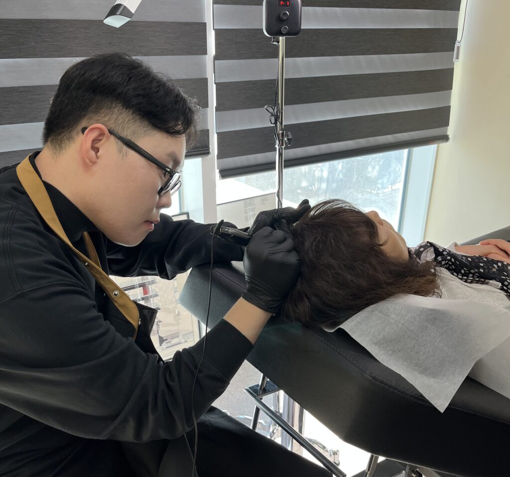 부위에 따라 자세를 바꿔 진행하는 시술 장면