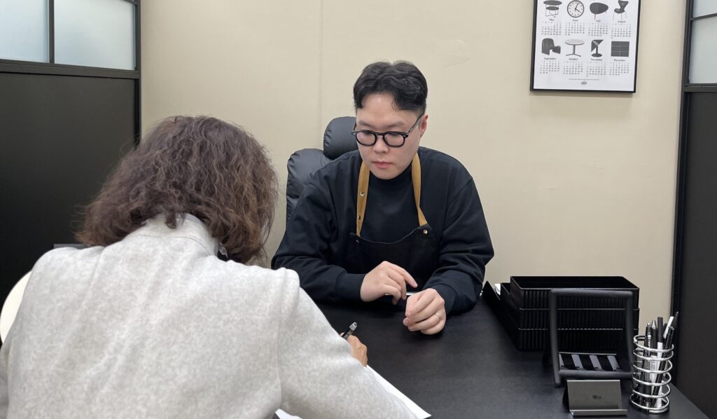 상담실에서 고객과 두피타투 시술 계획을 상담하는 모습