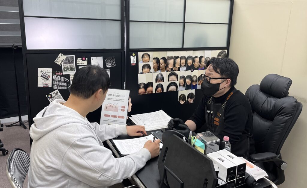 혜지오에서 두피문신 시술 전 상담을 진행하는 모습
